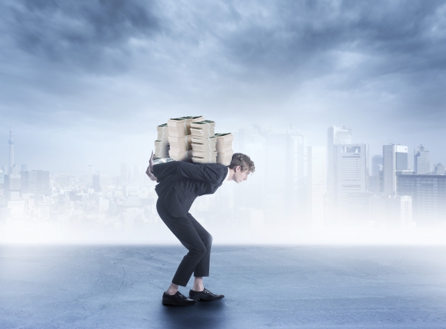 借金を背負う男。那須塩原市で借金返済の無料相談をする